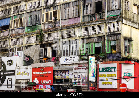 Yangon, Myanmar - Feb 13, 2017. Detalle de un apartamento en Chinatown en Yangon, Myanmar. Yangon tiene el mayor número de edificios del período colonial Foto de stock