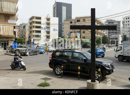 LEBNANON, Beirut, vida cristiana trimestre, cruz con Jesucristo / LÃ bano, Beirut, christliches Wohnviertel Foto de stock