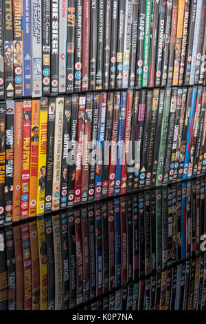 Pila de películas antiguas en DVD - para colección de DVD / películas, películas y entretenimiento en general, inventario y, potencialmente pirateados o falsos bienes. Foto de stock