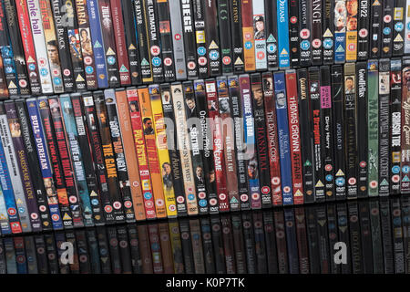 Pila de películas antiguas en DVD - para colección de DVD / películas, películas y entretenimiento en general, inventario y, potencialmente pirateados o falsos bienes. Foto de stock