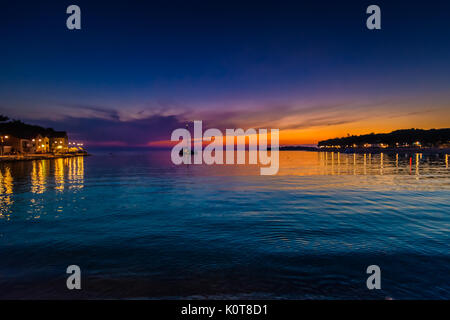 Vista nocturna en Primosten casco antiguo por el Mar Adriático en Croacia, el Mediterráneo. Foto de stock