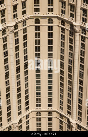 Cerca de la pared el diseño de un hotel en Las Vegas, Nevada.