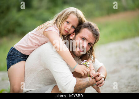 El padre y la hija juntos en el bosque Foto de stock