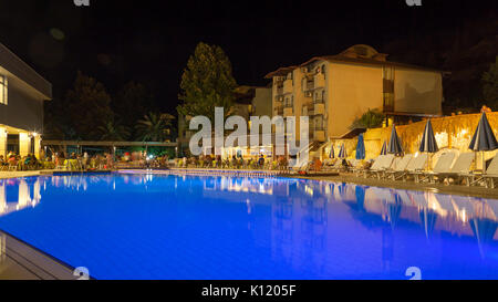 Vista nocturna de la piscina en el hotel termal PAM