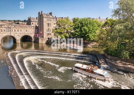 El 5 de julio de 2017: Bath, Somerset, Inglaterra, Reino Unido - Barcos de recreo en Pulteney Weir sobre el río Avon.
