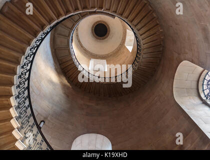 La escalera del decano, la Catedral de San Pablo, escaleras en espiral se hizo famosa como la escalera de la Divinación en escenas de las películas de Harry Potter, Londres, Reino Unido