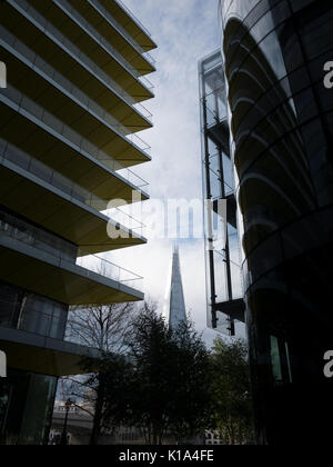 El Shard edificio en Londres como telón de fondo, visto desde el norte del Támesis en Londres Foto de stock