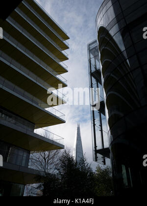 El Shard edificio en Londres como telón de fondo, visto desde el norte del Támesis en Londres Foto de stock