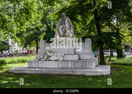 La Johannes Brahms Monumento en Resselpark, Viena Foto de stock