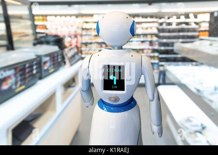 Smart retail , servicio de asistente robot , robo advisor tecnología de navegación en grandes almacenes. Robot a pie de plomo para guiar al cliente para encontrar elementos. Foto de stock