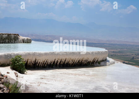 Imagen de las piscinas con terraza algodón Pamukkale en Turquía. Foto de stock