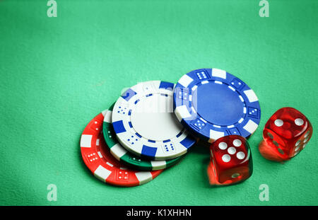Casino de mesa verde con fichas y dados. Concepto de juego de poker Foto de stock