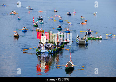 Lago procesión del Corpus Christi, procesión de Corpus Christi, Staffelsee, Seehausen am Staffelsee, La Tierra Azul, Alta Baviera Foto de stock