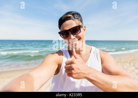 Joven Hombre Con Gafas Sol Con Reflejo Playa Tropical Piscina: fotografía  de stock © NewAfrica #370502066
