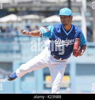 Los Angeles, California, EEUU. 27 Aug, 2017. Yu Darvish es (Dodgers) MLB : Los Angeles Dodgers lanzador abridor Yu Darvish es durante el partido de béisbol de las Grandes Ligas contra los Cerveceros de Milwaukee en el Dodger Stadium en Los Angeles, California, Estados Unidos . Crédito: AFLO/Alamy Live News