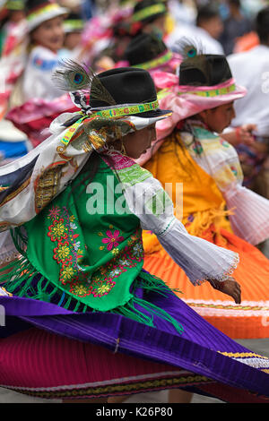 El 17 de junio de 2017, Ecuador: Pujili bailarinas vestidas con ropas tradicionales en movimiento en el desfile anual del Corpus Christi Foto de stock