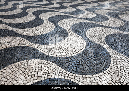 Pavimento de mosaico, blanco y negro, pavimento ondulado, la Plaza Rossio, Lisboa, Portugal Foto de stock