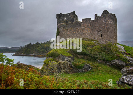 Castillo de Tioram la isla de marea en Loch Moidart Eilean Tioram, Lochaber, Tierras Altas de Escocia, Escocia, Reino Unido, septiembre de 2016 Foto de stock