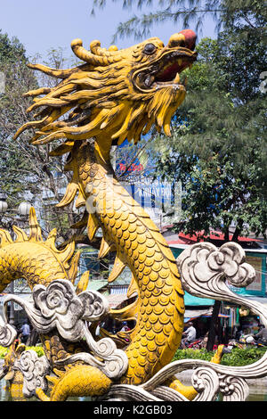Fuente de dragón en Cholon, Ciudad Ho Chi Minh (Saigón), Vietnam