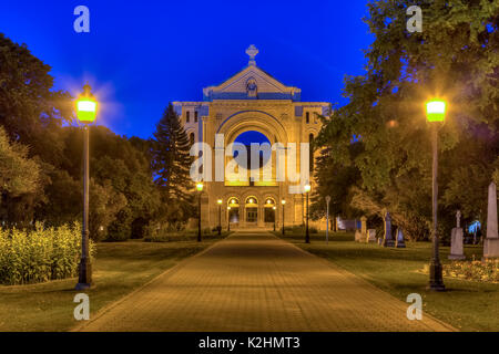 La Catedral Basílica de San Bonifacio iluminado en la noche, Winnipeg, Manitoba, Canadá. Foto de stock