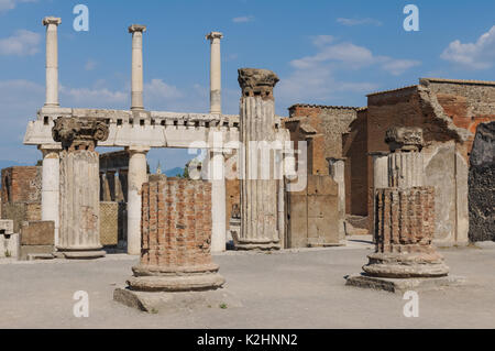 Restos de la basílica en las ruinas romanas de la ciudad de Pompeya, Italia
