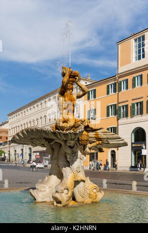 Fuente Triton en el centro de la Piazza Barberini, en Roma, Italia Foto de stock
