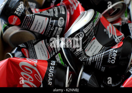 Lata de Coca Cola aplastada arrugado. Sobre un fondo blanco Fotografía ...