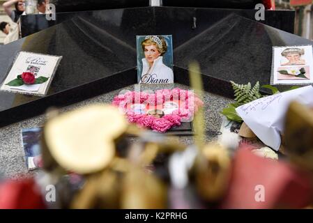 París. 31 Aug, 1997. Las flores y las fotos se ven en conmemoración de la Princesa Diana en París, Francia, el 31 de agosto, 2017. La gente se conmemoró el 20º aniversario de la trágica muerte de la Princesa Diana aquí el jueves. La princesa Diana murió en un accidente automovilístico en un túnel parisino el 31 de agosto de 1997, a la edad de 36 años. Crédito: Chen Yichen/Xinhua/Alamy Live News Foto de stock