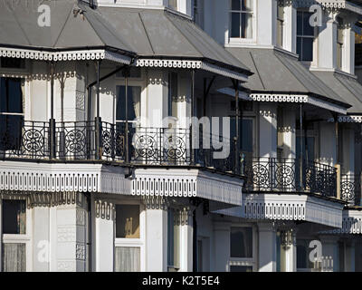 Victoriano ornamentados balcones, verjas de balaustrada de hierro forjado y arquitectura, East beach hotel Royal Parade, Eastbourne, East Sussex, Inglaterra, Reino Unido. Foto de stock