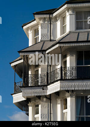 Victoriano ornamentados balcones, verjas de balaustrada de hierro forjado y arquitectura, East beach hotel Royal Parade, Eastbourne, East Sussex, Inglaterra, Reino Unido. Foto de stock