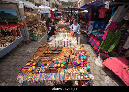 Abril 29, 2017 en Otavalo, Ecuador: los indígenas Pueblo quechua venta de regalos artesanales en los stands instalados en la calle en el mercado del sábado