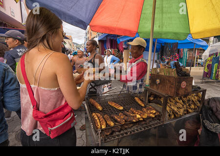 Abril 29, 2017 en Otavalo, Ecuador: los plátanos hortalizas horneado al fuego de madera son populares con alimentos locales así como turistas en el mercado del sábado
