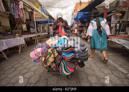 Abril 29, 2017 en Otavalo, Ecuador: proveedor móvil vender sombreros de un carro en el mercado del sábado