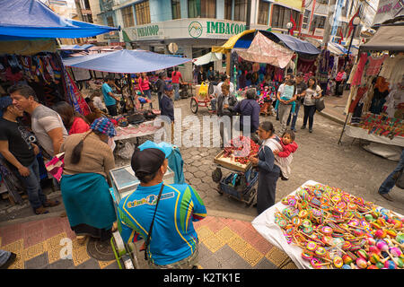 Abril 29, 2017 en Otavalo, Ecuador: vista de la calle del popular mercado artesanal semanal se celebra cada sábado en el pueblo indígena