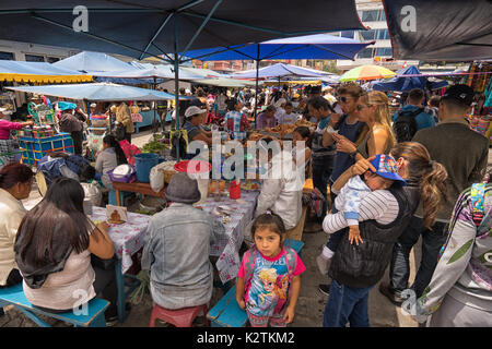Abril 29, 2017 en Otavalo, Ecuador: puestos de comida improvisados igualmente popular entre los lugareños y turistas en la calle en el mercado del sábado