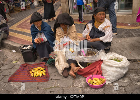 Abril 29, 2017 en Otavalo, Ecuador: indígenas quechuas gente vendiendo prduce desde el suelo en la calle en el mercado del sábado