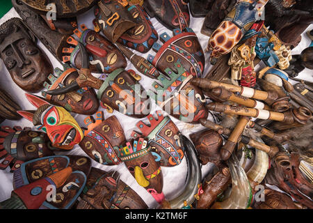 Abril 29, 2017 en Otavalo, Ecuador: indígenas quechuas máscaras de madera que venden en la calle en el mercado del sábado