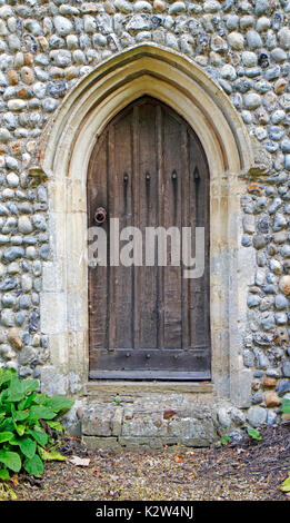 Una vista de la puerta del sacerdote en la Iglesia de todos los santos en gimingham, Norfolk, Inglaterra, Reino Unido. Foto de stock