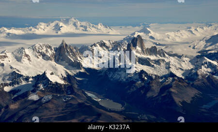 Vista aérea de los cerros Fitz Roy, el Cerro Torre, volcán Lautaro y el Campo de Hielo Patagónico Sur