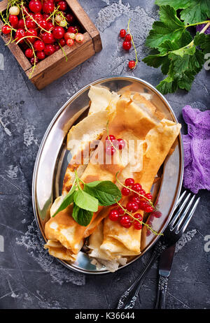 Tortitas con grosellas frescas, Stock Photo Foto de stock