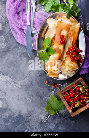 Tortitas con grosellas frescas, Stock Photo Foto de stock