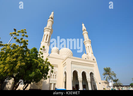 Dubai, Emiratos Árabes Unidos - Oct 8, 2016: la gran mezquita de Jumeirah en Dubai,la Mezquita Jumeirah es la única mezquita en Dubai que está abierto al público un Foto de stock