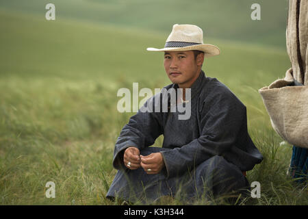 Mongolia interior, Chine-July 31, 2017: retratos de Mongolia no identificado hombre vestido con sus ropas tradicionales. Foto de stock
