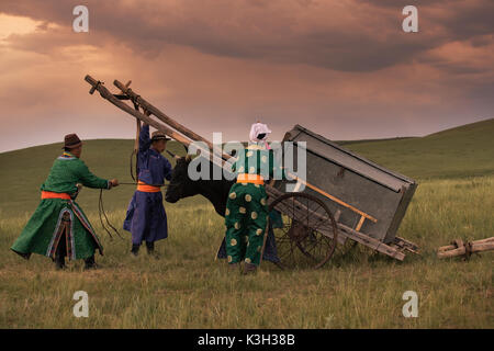 Mongolia interior, China-Julio 31, 2017: los pueblos nómadas de Mongolia Preparar el carro de vacas en el prado. Foto de stock
