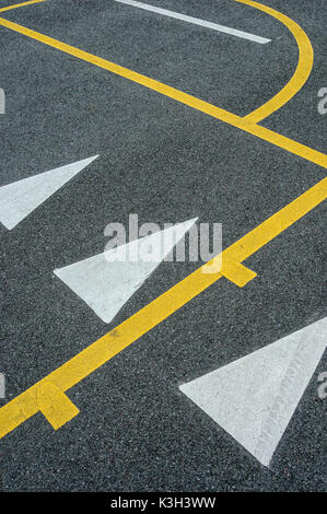 Símbolo / Conceptos, Particionado en asfalto con líneas blancas y amarillas Foto de stock