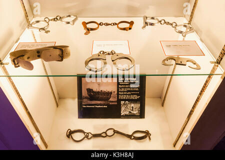 Inglaterra, East Sussex, Hastings, el verdadero crimen histórico museo, visualización de esposas y grilletes Foto de stock