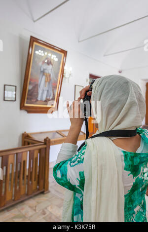 Irán, en el centro de Irán, Yazd, Ateshkadeh zoroástrica, Templo de fuego, retrato de Zaratustra, profeta y mujer fotógrafo