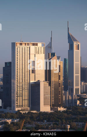 Dubai, Emiratos Árabes Unidos, el centro de Dubai, niveles elevados de la vista de los rascacielos de Sheikh Zayed Road, en el centro de la ciudad, alba