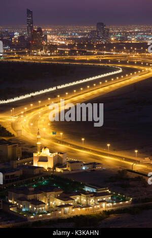 Dubai, Emiratos Árabes Unidos, el centro de Dubai, desierto y autopista elevada vista hacia Ras Al Khor, dawn