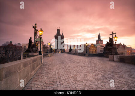 Puente de Carlos, Praga, República Checa colorido amanecer en el Puente de Carlos